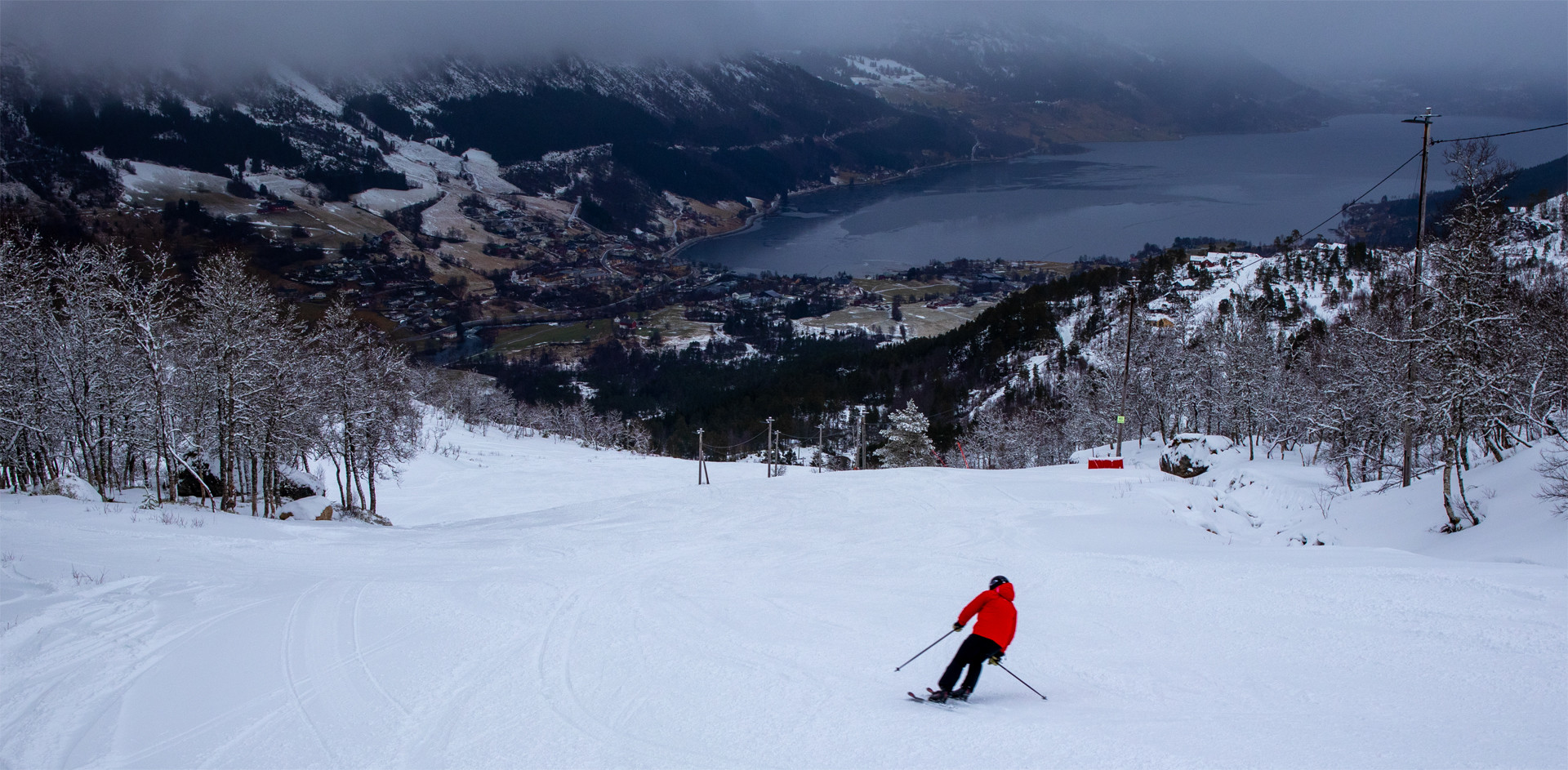 Jølster skisenter ved Vassenden med heiser og preparerte løyper i fjellsiden