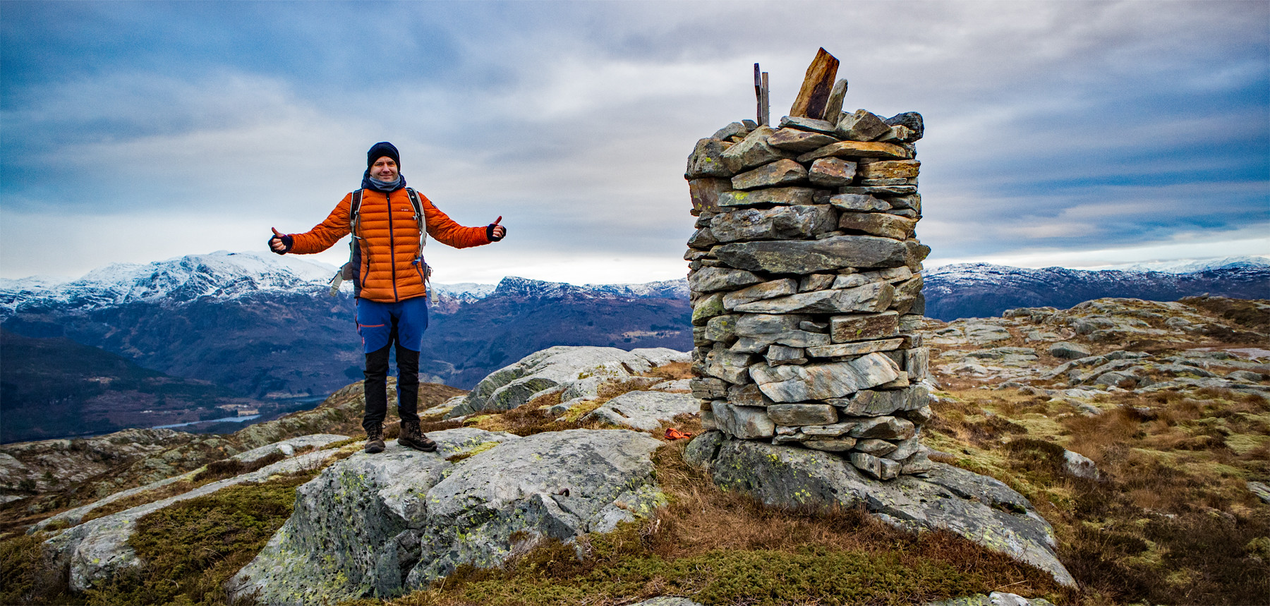 Høsttur mot Roafjellet med utsikt over fjord og bygder