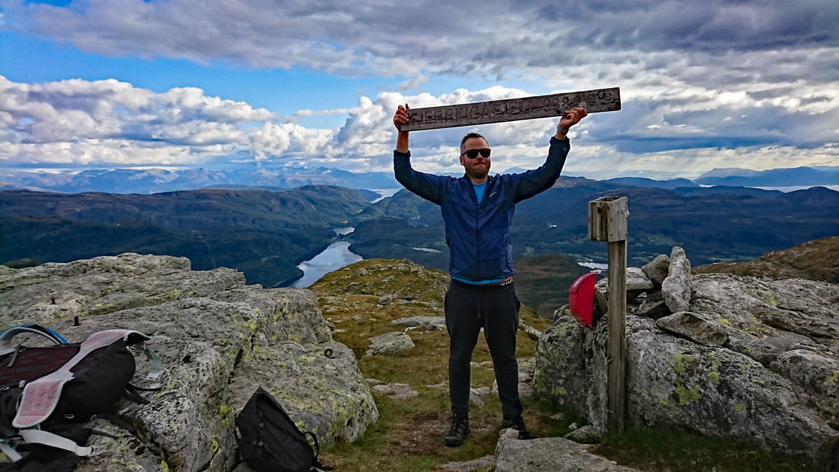 Utsikt fra Kjerrinafjell med høstfarger og fjellrygger i bakgrunnen